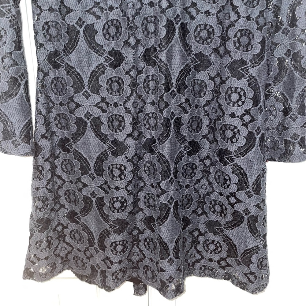 ASTR black lace overlay long bell sleeve v neck dress M - Picture 5 of 12